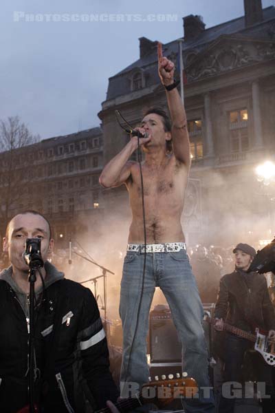 LOUISE ATTAQUE - 2006-02-23 - PARIS - Place du Palais-Royal - 